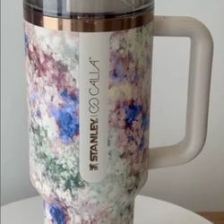 NEW 40oz Stanley x Calia Quencher H2.0 – Floral (Rare Print)