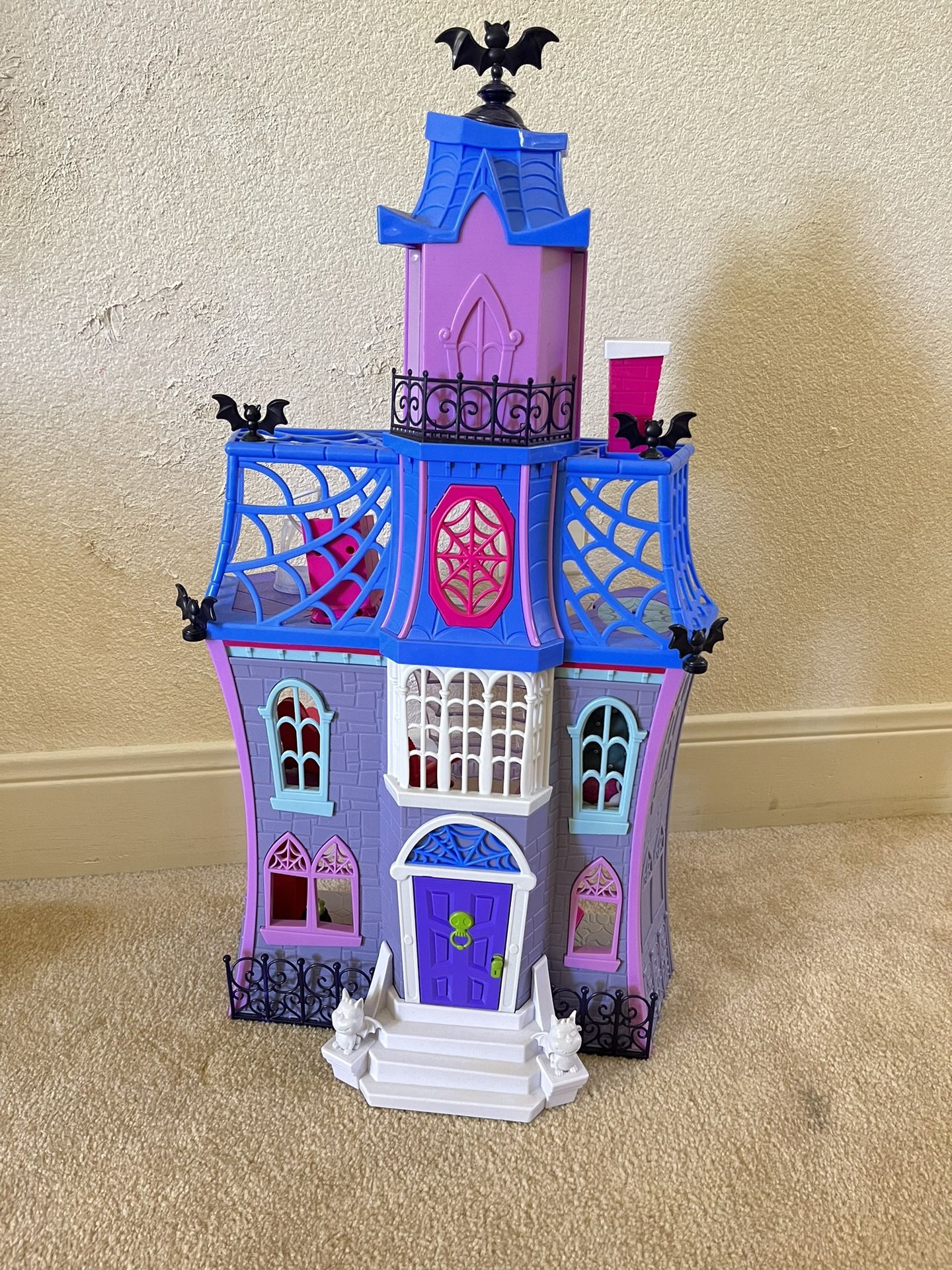 Vampirina Scare B&B Doll Play House Mansion Castle Playset