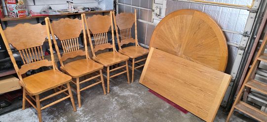 Solid oak table with matching chairs & leaf