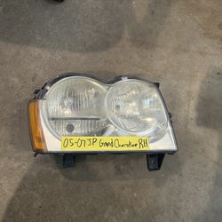2005, 2006, 2007 Jeep Grand Cherokee Headlight Passenger ( Used Car Parts )