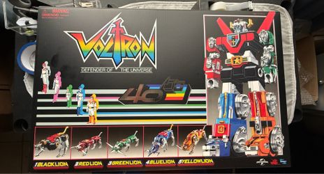 Playmates Voltron 40th Anniversary Gift Set with Light up Sound Base Figure