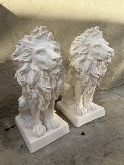 2 Lion Statues