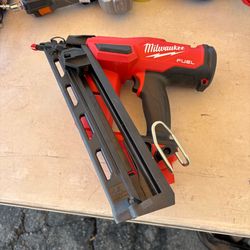 Milwaukee M18 FUEL 15-Gauge Angled Finish Nailer