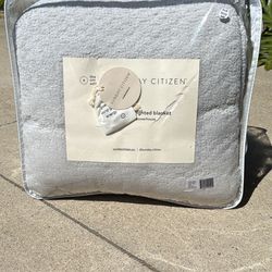 Brand new Sunday Citizen Crystal Weighted Blanket. This is 20 lbs and in Cloud Grey. Still in original packaging.