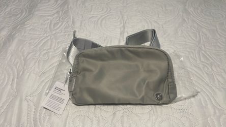 lululemon belt bag/ light gray