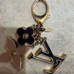 🗣️🔥🔥 Men’s Or Women’s Super Rare and New Louis Vuitton Fleur De Monogram key chain or charm with Box and Dust Bag. 