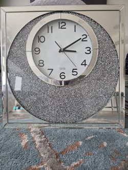 Clock wall
