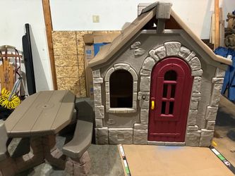 Step 2 Cottage Playhouse & Picnic Table