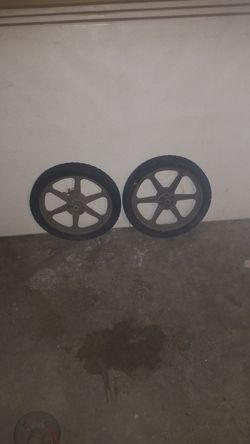 Rear wheels for push mower or for bbq grill