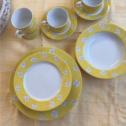 Mikasa Fine China Service Set For 4