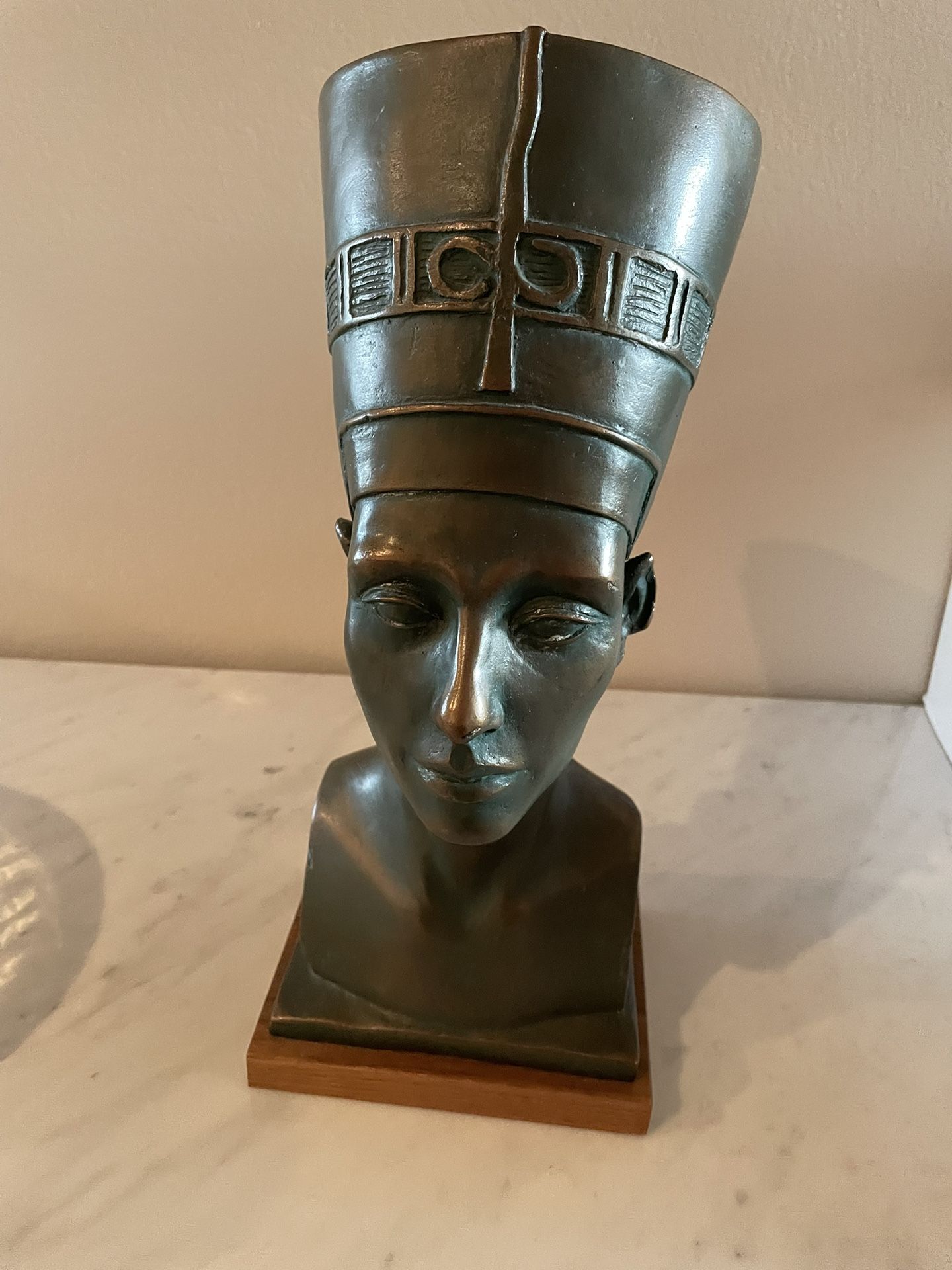 Queen Nefetite bust statue