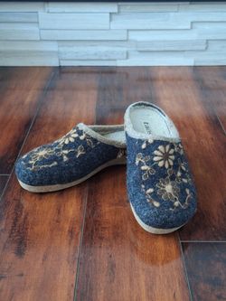 Taos Wool Floral Embroidered Clogs Slippers EU 39 US 8 Gray Comfort Shoes Spain