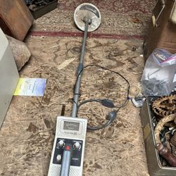 Metal Detector not tested Looks Like It Might Take 3 Large  C Or D Batteries.