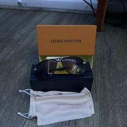 Dark LV sunglasses