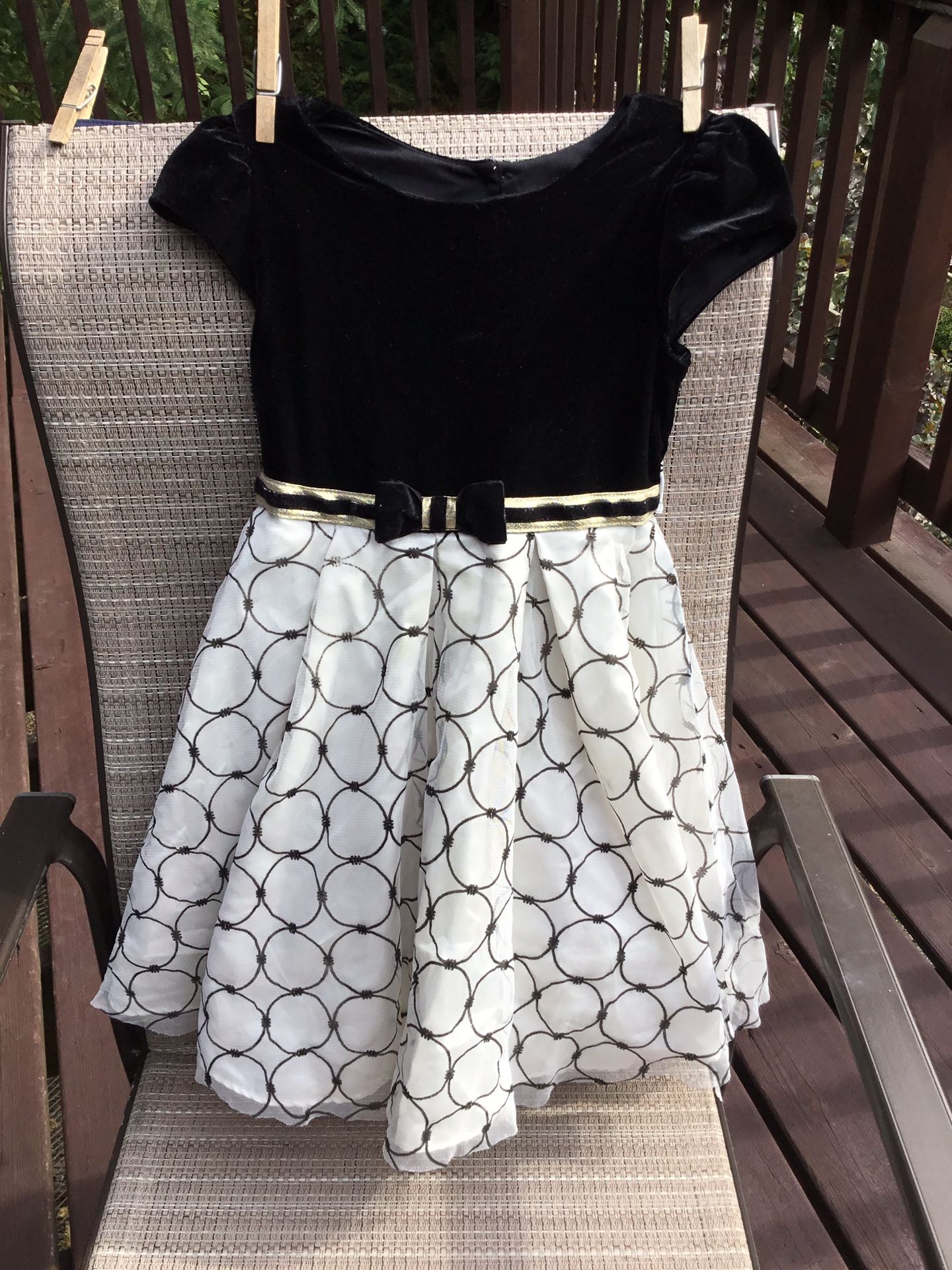 Little Girls Beautiful Party Dress Size 5   Top Portion Is Black Velvet 