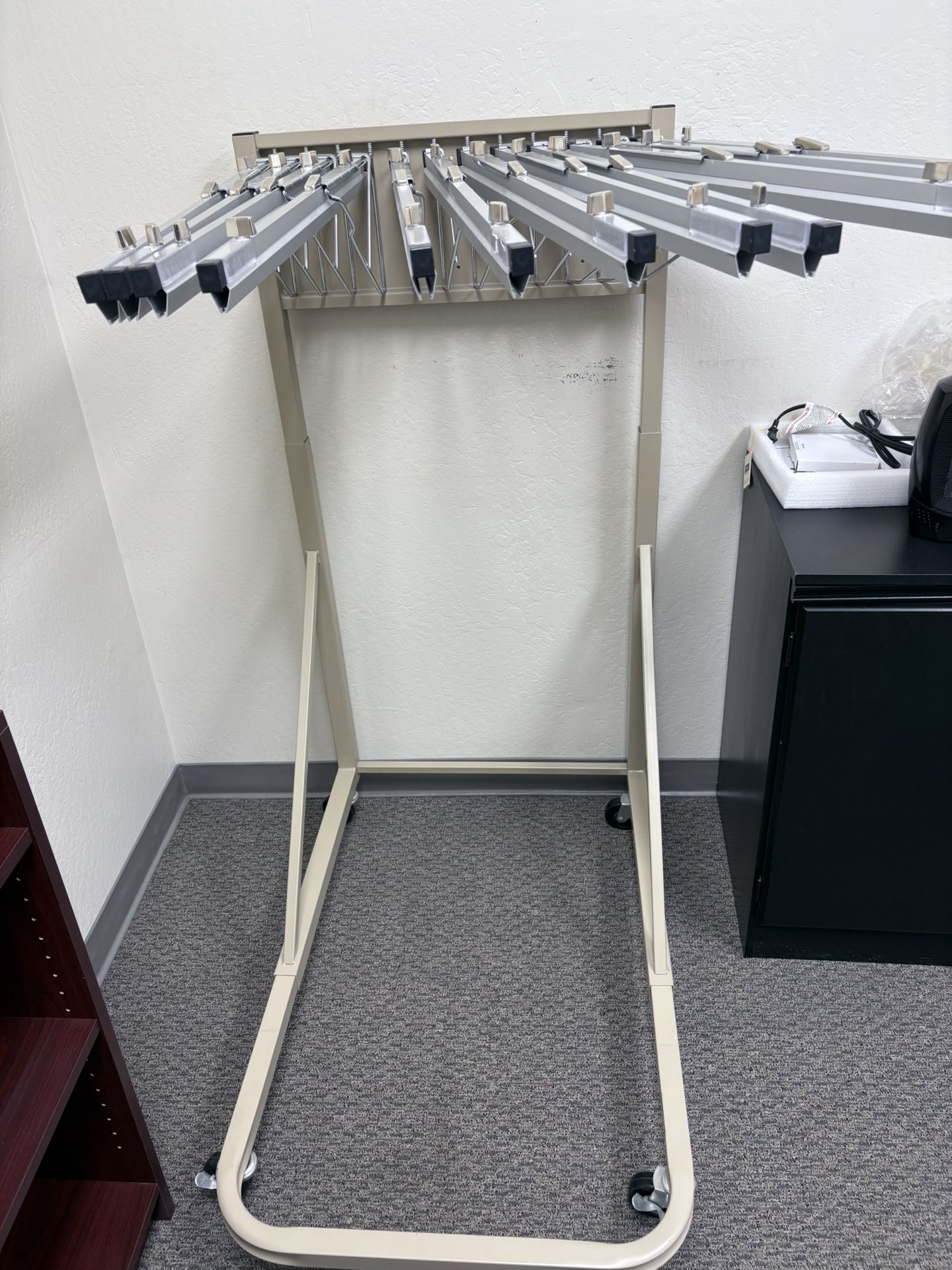 Blueprint Pivot Mobile Rack with 12 Hangers & 12"-24" Hanging Clamps,