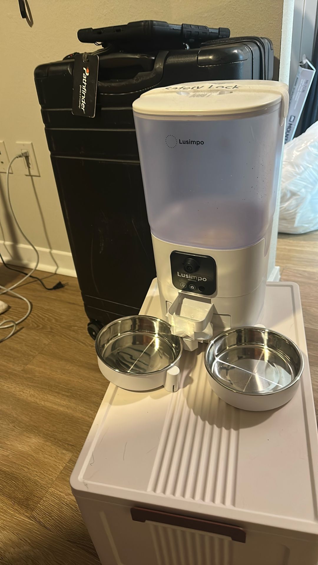 Dual PET Feeder With Camera