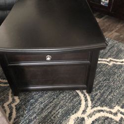 Lift up center table - looks new - $150