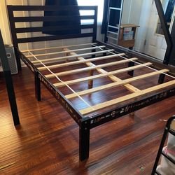 Wood bed frame - Full size
