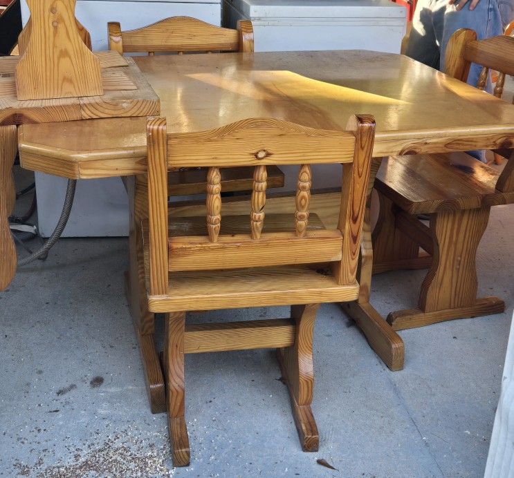 Dining Room Table And Chaire