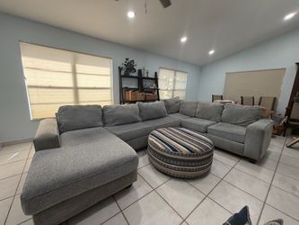Sectional sofa with pull out bed