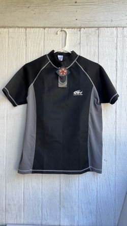 playera de licra para agua (rash guard) de la marca Ancient Fish King.Características de la prendaTipo: Playera deportiva acuática