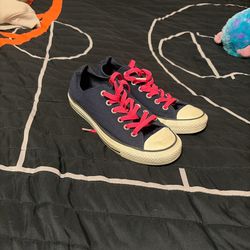 Blue vintage converse with pink laces