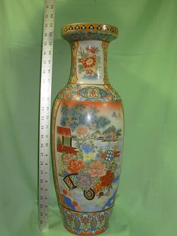 ORIENTAL HAND PAINTED PORCELAIN VASE