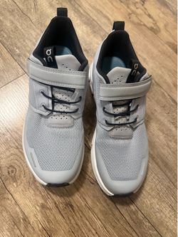 On Cloud Play Kids Shoes Size 3 BRAND NEW