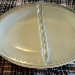 Pyrex 2 section dish with lid like NEW condition.