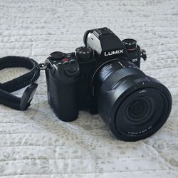 Panasonic Lumix S5 Full Frame Mirrorless Camera with 20-60mm lens