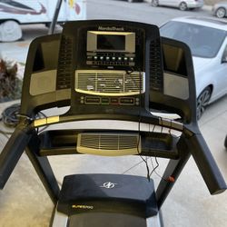 Foldable NordicTrack Elite 5700 Treadmill