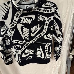 Pre loved black & white Nike Hoodie Boy’s size large