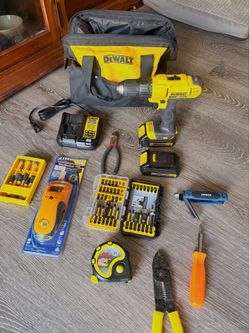 $130 Por todo Taladro dewalt dos baterias cargador casi nuevo  y demas herramientas