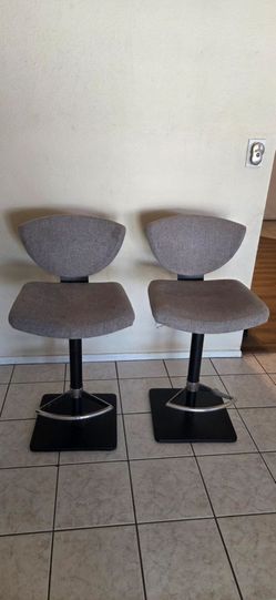 2 bar stools