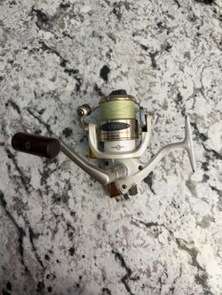 Shimano stradic 4000 spinning fishing reel spooled up with braid super smooth