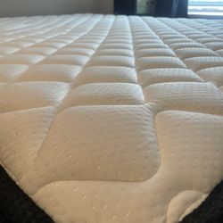 Queen Hybrid Mattress 10" - Like New!