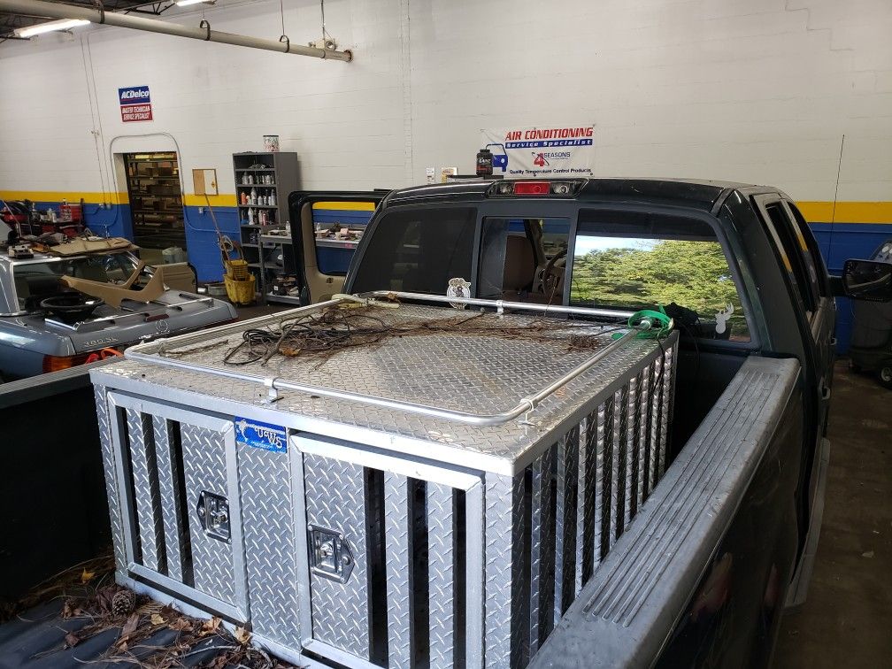 Uws dog box model db4848n