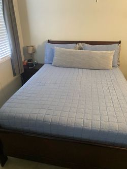 Queen size bed w/5 drawer dress and 2 drawer night stand