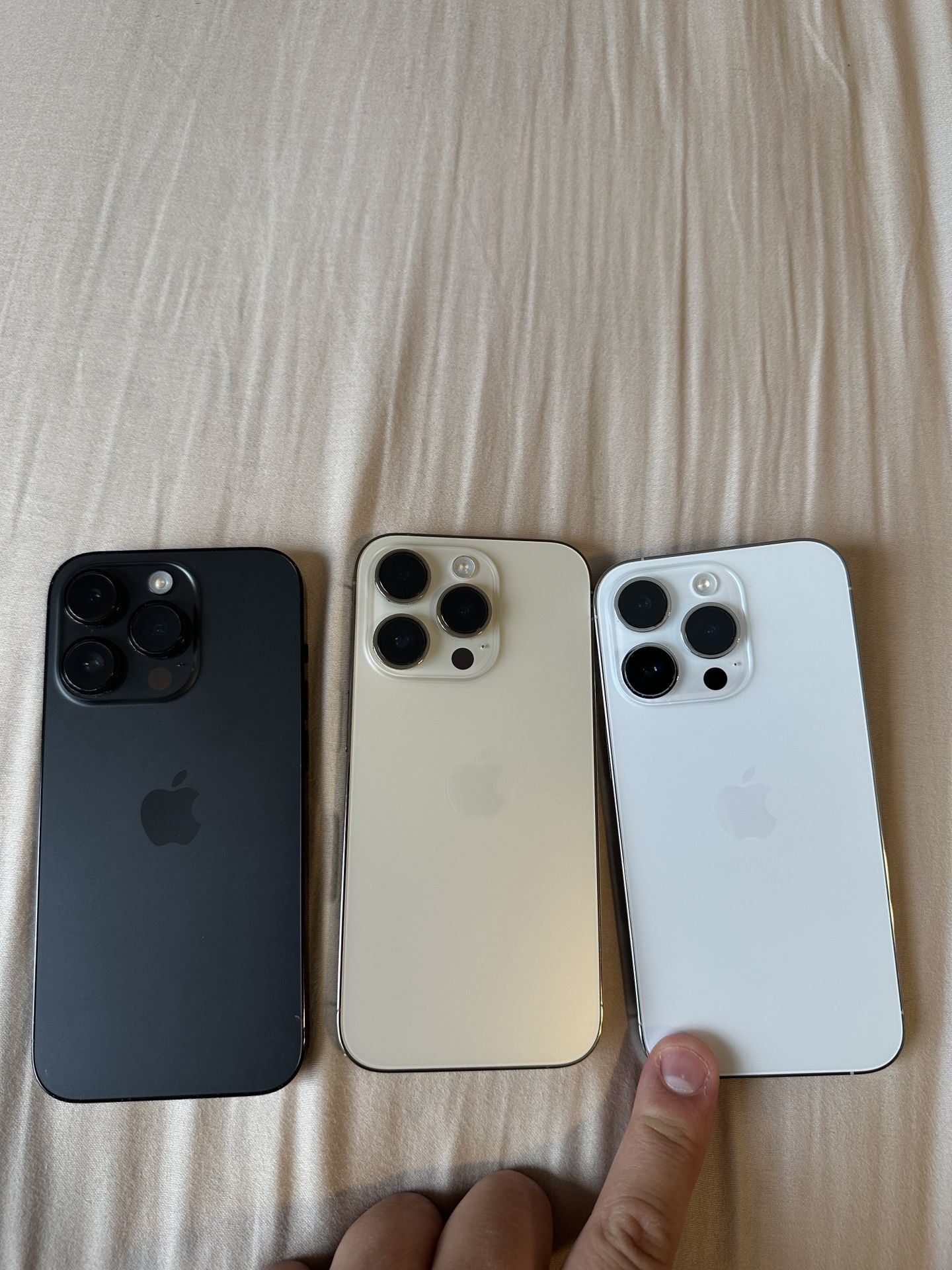 Selling iPhone 14 Pro 128GB Any Carrier Unlocked Colors Black/White/Gold in Very Good Condition