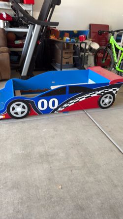 Toddlers race, car bedframe