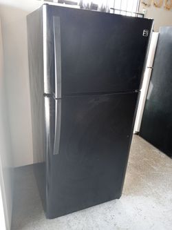 SELLING KENMORE TOP FREEZER REFRIGERATOR EVERYTHING WORKS PERFECT WITH A 2 MONTHS WARRANTY AND I CAN DELIVER