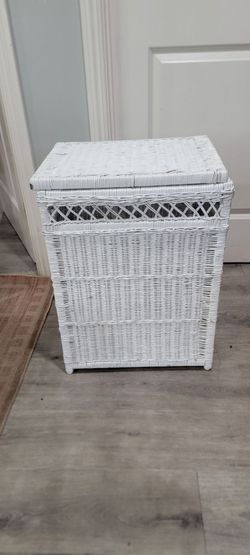 White Wicker Laundry Hamper with Lid