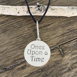 🌷 Pretty Silver Disc Pendant On Adjustable Rope ~ New!