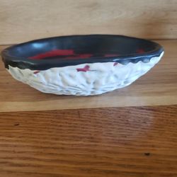 Wheel thrown Glazed Stoneware bowl. Textured White Stoneware w Red Drippy Glaze on Inside. Fired to 1230°C in Electric Kiln.
Handmade New Zealand .