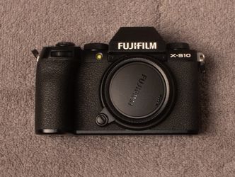 FUJIFILM X-S10 MIRRORLESS CAMERA (BODY ONLY)