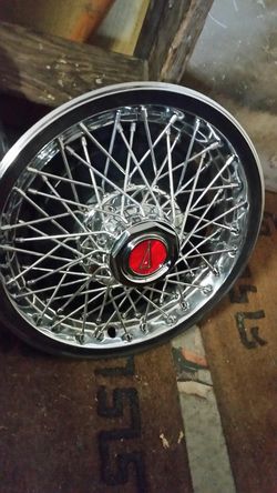 Pontiac hubcap