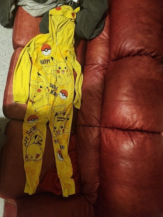 Pokémon Pikachu Sleepwear For Unisex Sz 14/16 W/Hood