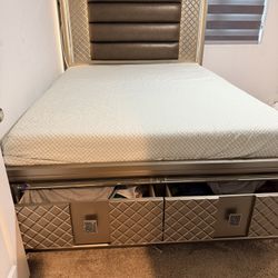 Luxury Queen Bedroom set With Dresser Mirror And Chest