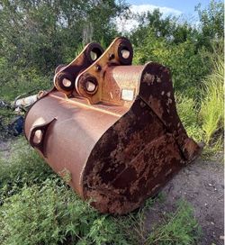 60909D5 EXCAVATOR BUCKET CATERPILLAR 64" 7 TEETH DIGGING BUCKET.